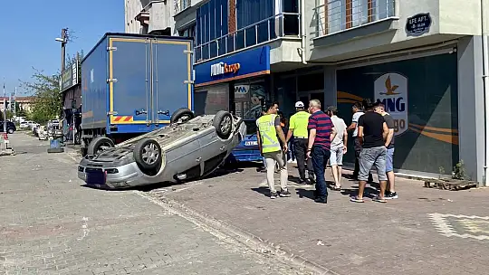 Çarpışan araçlardan biri takla attı