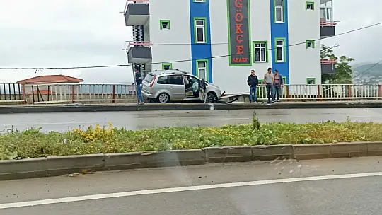 Korkuluklara çarptı, asılı kaldı