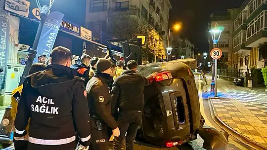 Çarpıp devirdiği aracı bırakıp gitti