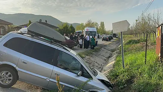 Kozcağız yolunda iki araç çarpıştı