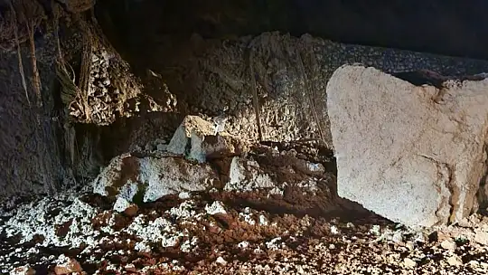 Dev Kaya Yola Düştü
