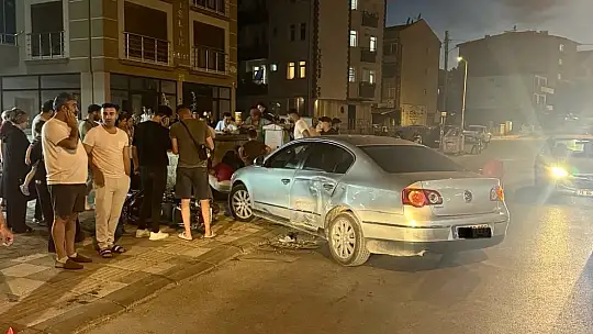 Motosiklet ile otomobil çarpıştı