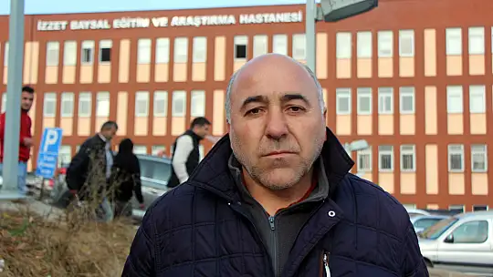 Hastane önünde oğlunu bekliyor