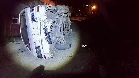 Elektrik direğine çarpıp devrildi