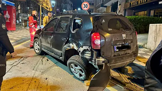 Çarpıp devirdiği aracı bırakıp gitti