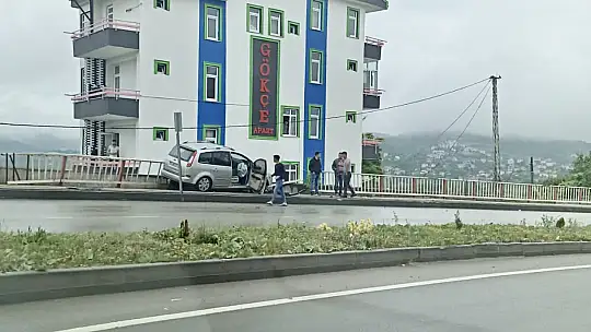 Korkuluklara çarptı, asılı kaldı