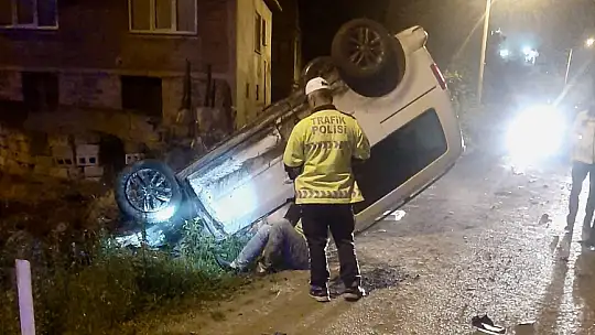 Kaza yapan araç ters döndü