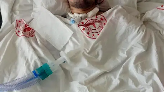 Hastane önünde oğlunu bekliyor