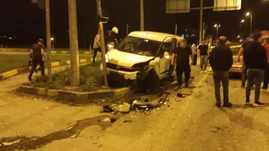 Son dakika, İki araç çarpıştı