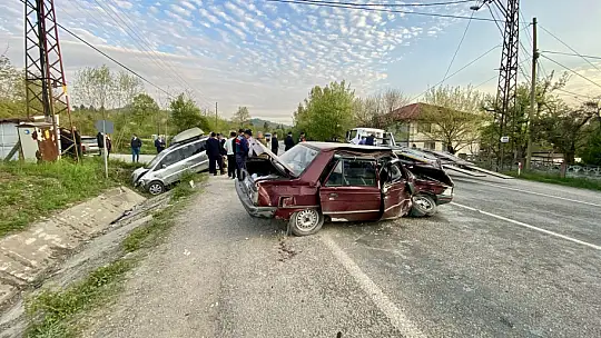 Kozcağız yolunda iki araç çarpıştı