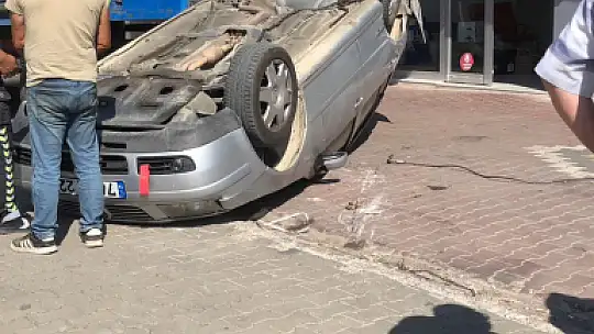 Çarpışan araçlardan biri takla attı