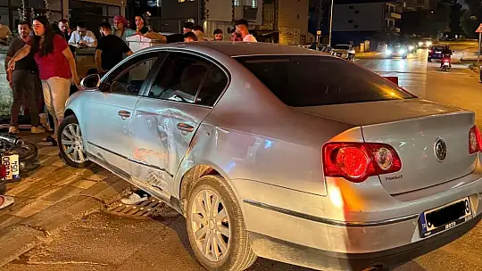 Motosiklet ile otomobil çarpıştı