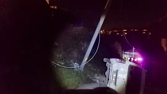 Elektrik direğine çarpıp devrildi