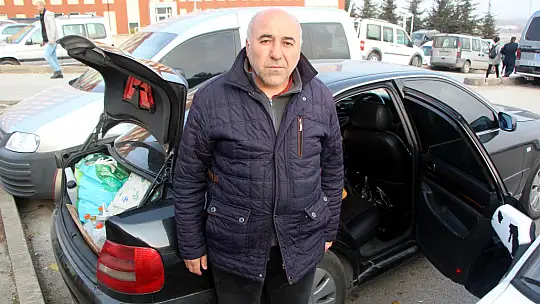 Hastane önünde oğlunu bekliyor