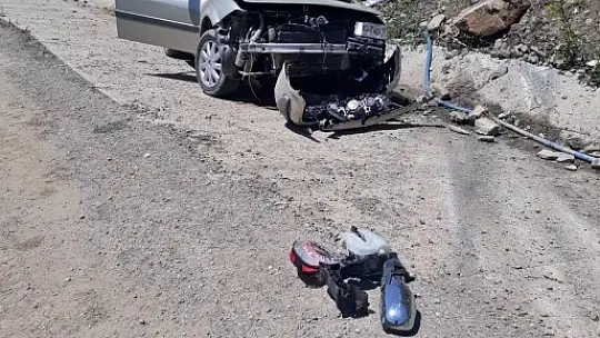 Virajda çakıla kaptırdı, kaza yaptı