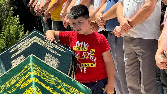 Abisinin tabutunun başından ayrılmadı