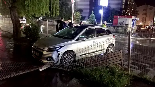 Bulvarda kaza, kaldırıma çıktı