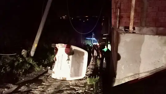 Elektrik direğine çarpıp devrildi