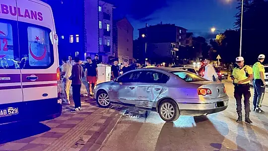 Motosiklet ile otomobil çarpıştı
