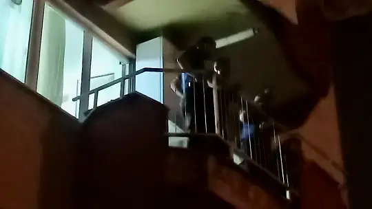 Balkondan tüfekle ateş etti