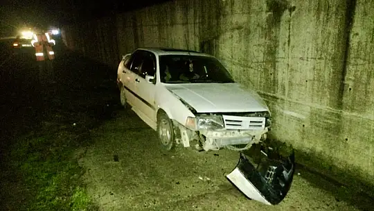 Yoldan çıkıp duvara çarptı