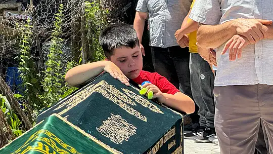 Abisinin tabutunun başından ayrılmadı