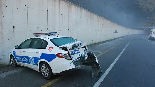 Buzlanan yolda kaza, 2 polis yaralandı