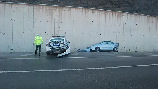 Buzlanan yolda kaza, 2 polis yaralandı