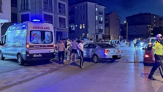 Motosiklet ile otomobil çarpıştı