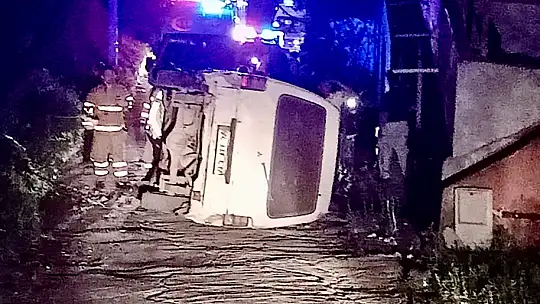 Elektrik direğine çarpıp devrildi