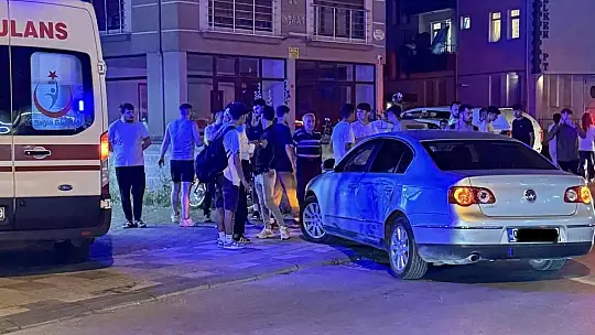 Motosiklet ile otomobil çarpıştı