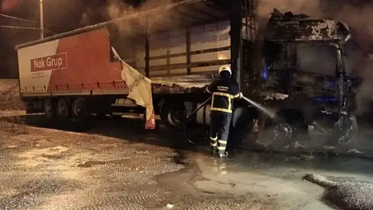 Tır Alevlere Teslim Oldu