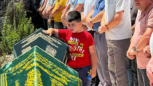 Abisinin tabutunun başından ayrılmadı