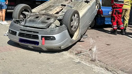 Çarpışan araçlardan biri takla attı