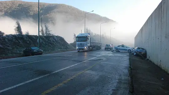 Buzlanan yolda kaza, 2 polis yaralandı