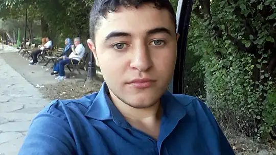 Hastane önünde oğlunu bekliyor