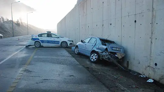 Buzlanan yolda kaza, 2 polis yaralandı
