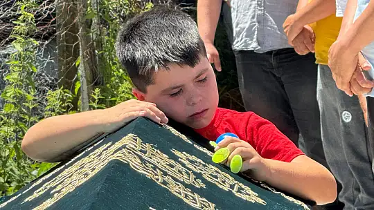 Abisinin tabutunun başından ayrılmadı