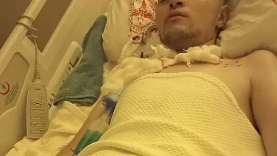 Hastane önünde oğlunu bekliyor