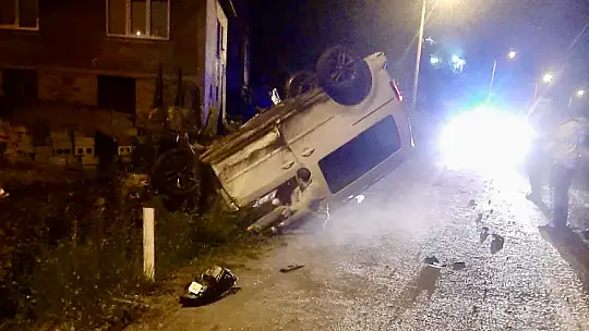 Kaza yapan araç ters döndü