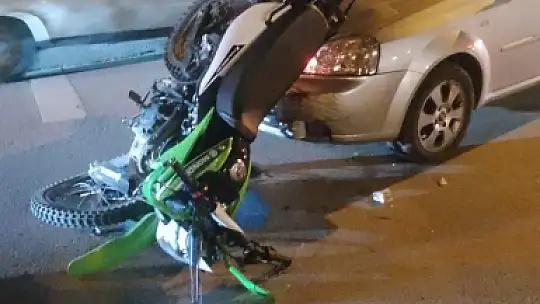 Motosiklet ile otomobil çarpıştı