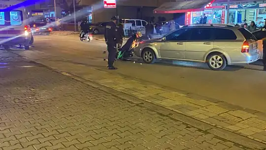 Motosiklet ile otomobil çarpıştı
