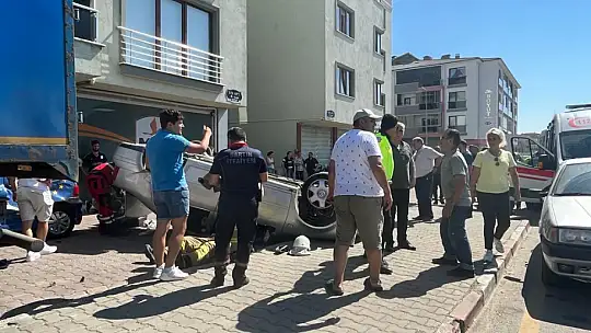 Çarpışan araçlardan biri takla attı