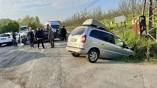 Kozcağız yolunda iki araç çarpıştı