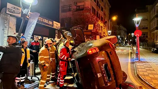 Çarpıp devirdiği aracı bırakıp gitti