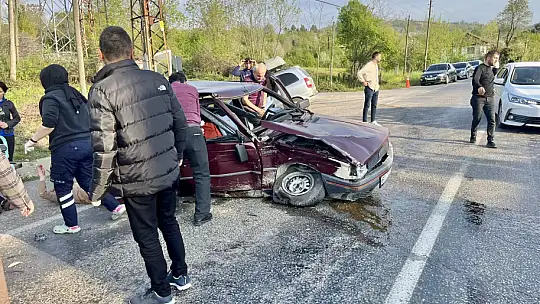 Kozcağız yolunda iki araç çarpıştı