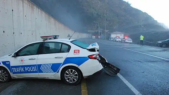 Buzlanan yolda kaza, 2 polis yaralandı