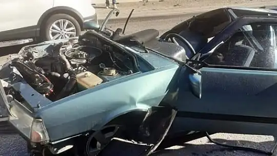 Hurdaya dönen araçtan sağ çıktılar