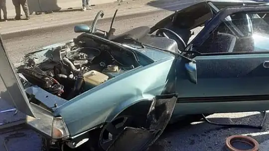 Hurdaya dönen araçtan sağ çıktılar