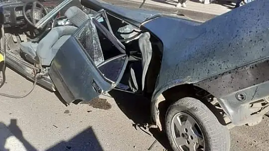 Hurdaya dönen araçtan sağ çıktılar